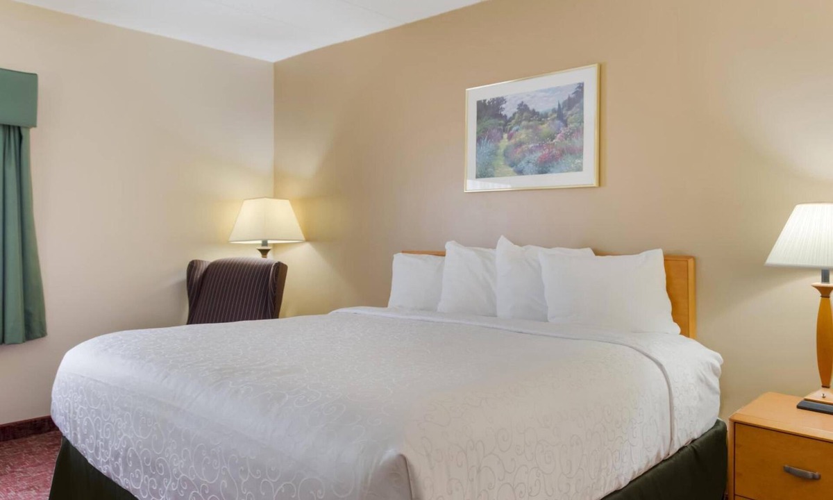 Smithfield Hotel | Pet Friendly King Bed Room w/Free Parking, Breakfast & Pool | Off Highway 116