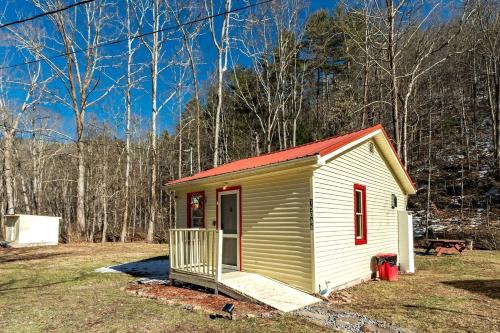 True House | Quaint Cozy Cottage Perfect for a Peaceful Getaway in West Virginia
