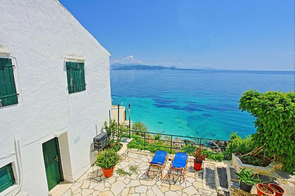 Katavolos Apartment | Sea Front Studio Alexandra