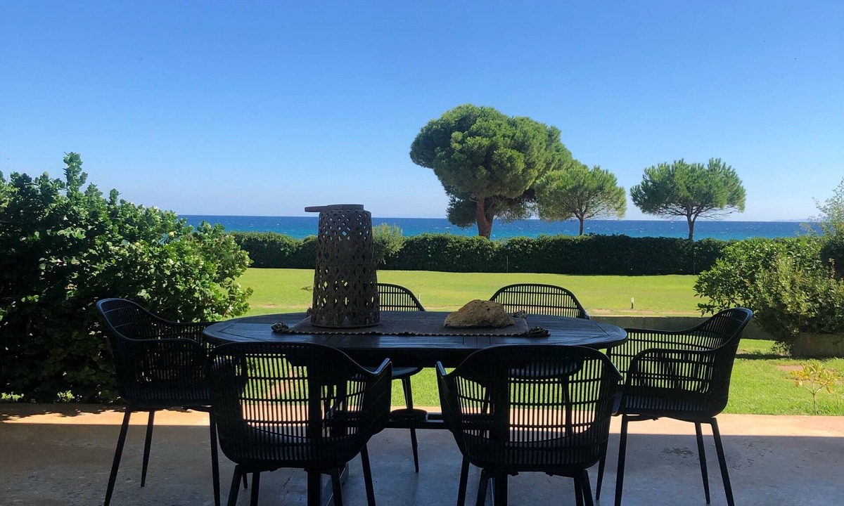Schinias Villa | Seaside villa Hoopoe in Marathon-the garden is what separates you from the beach