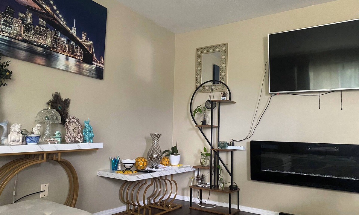 Northbrook House | Spacious 3 bedroom house with WiFi, shopping and restaurants in cool Cincinnati