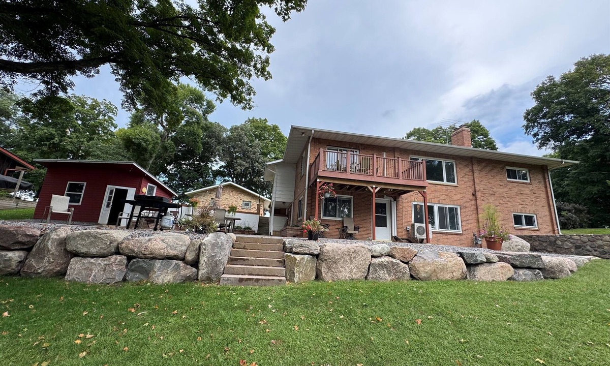 Dassel House | Stone Lodge Hideout on Lake Washington with 3000 Acres of Water