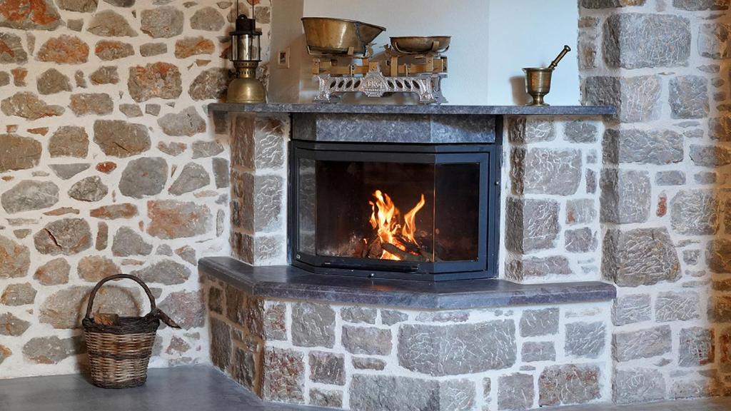Agios Georgios Sykousis Apartment | Stone Residence Chios