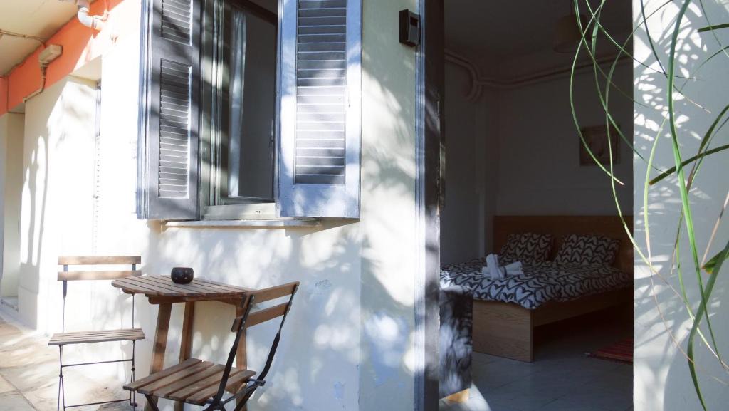 Neos Kosmos Apartment | Studio Delacroix