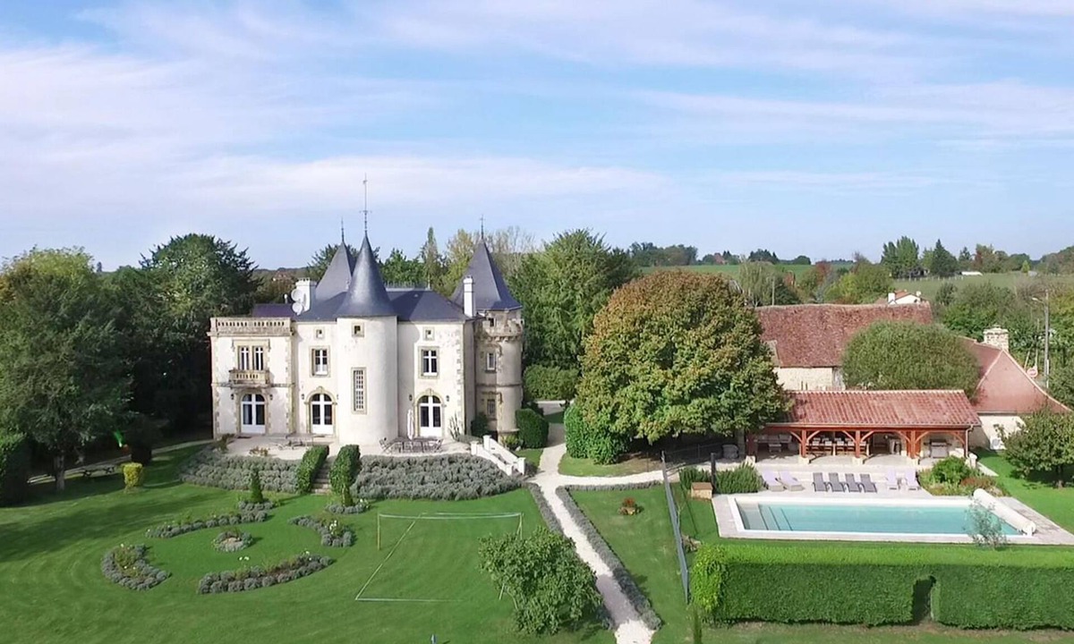 Saint-Sulpice-d'Excideuil House | Stunning Manor house, with pool set in 2 acres of enclosed gardens -sleeps 12