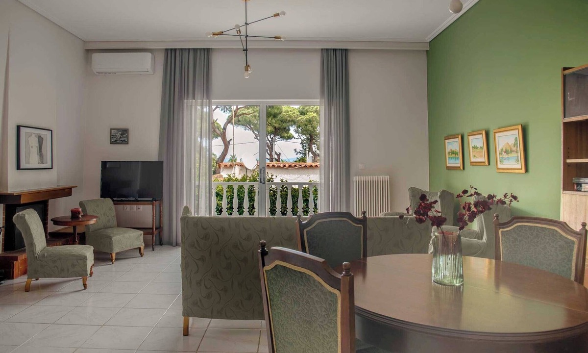 Nea Makri Apartment | Sunny Escape:Stylish and Roomy Apt in Beach Haven! 5min walk from the beach