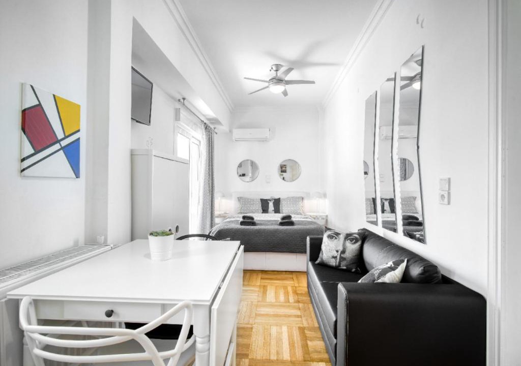 Exarhia Apartment | The Cactus Apartment with Large Sunny Balcony