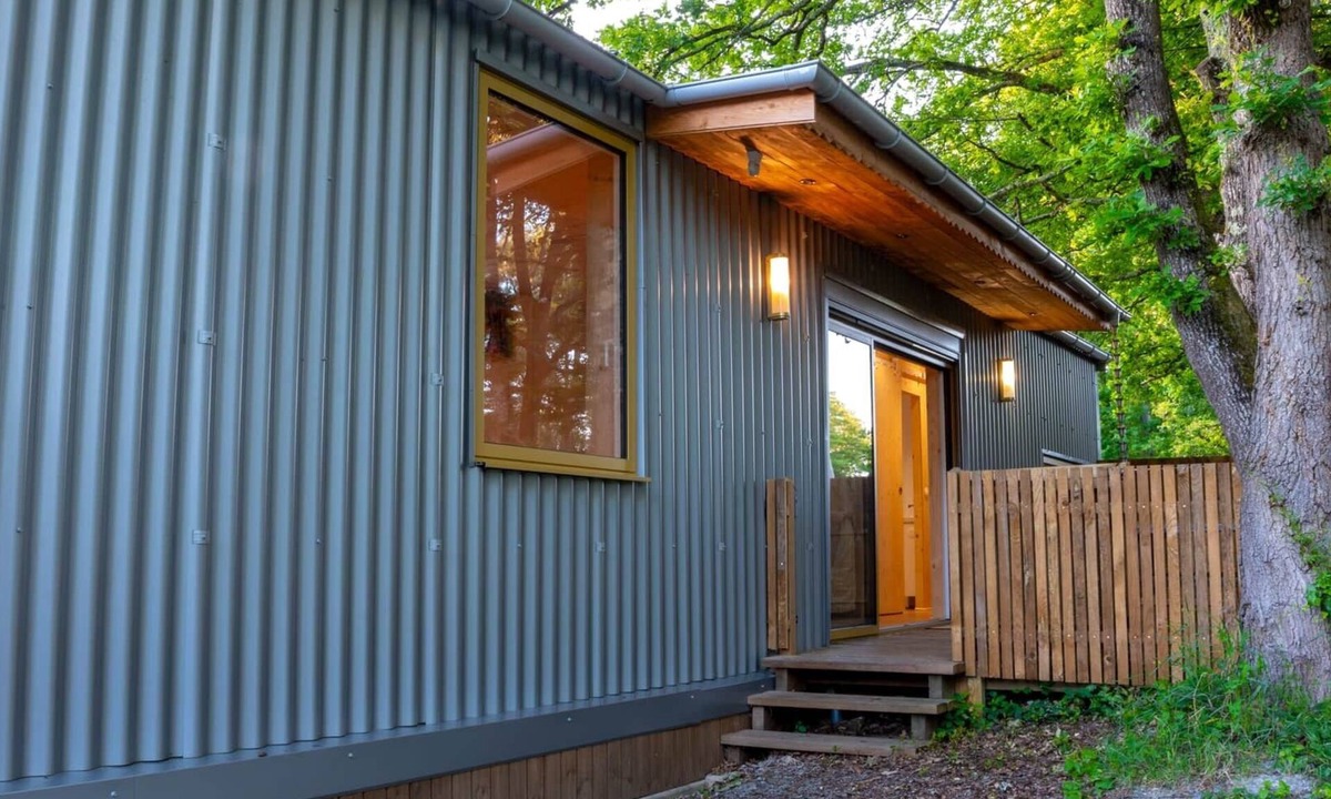 Loupes House | The Mandavi Container - a hot tub under the oak trees
