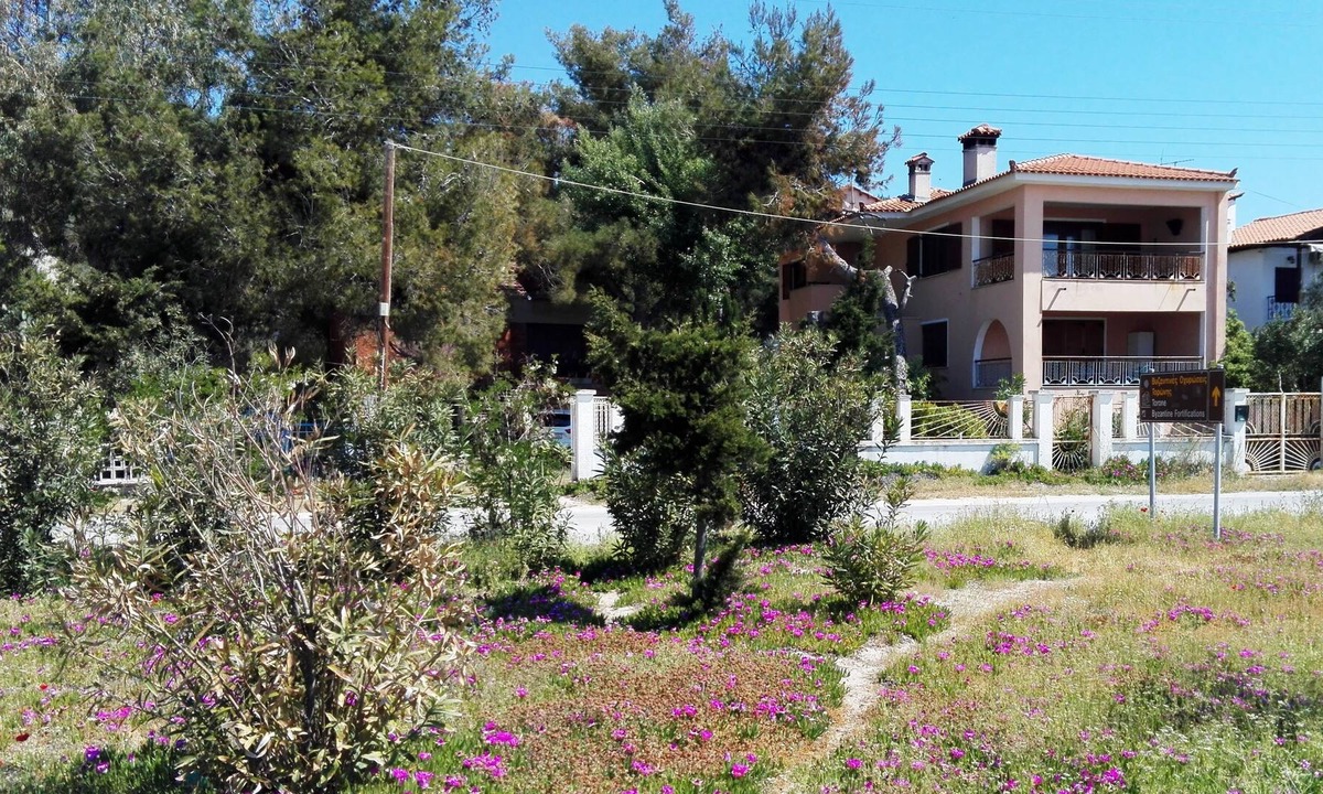 Toroni Apartment | The Pink Oleander House on the beach with a spectacular view - 6 persons