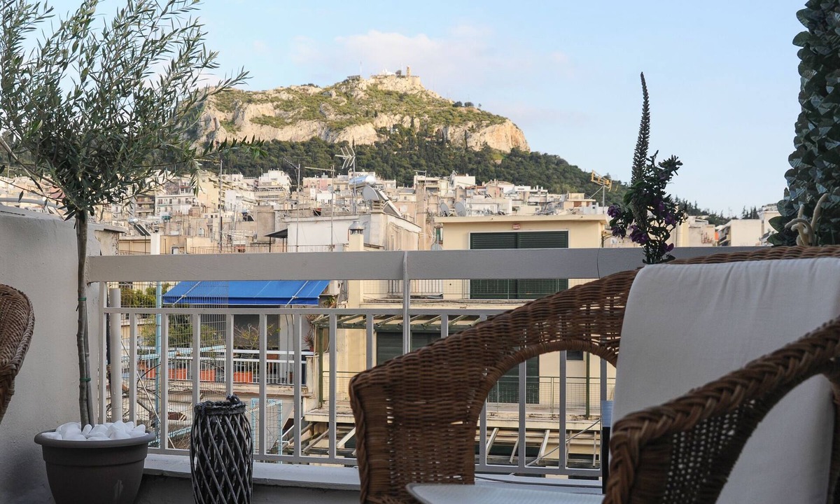 Exarhia Apartment | Top of the city Central studio with Acropolis View