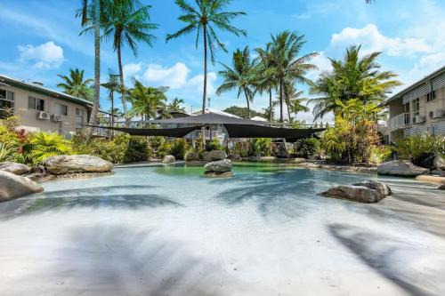 Trinity Beach Apartment | Trinity Beach Resort - Lush Tropical Getaway