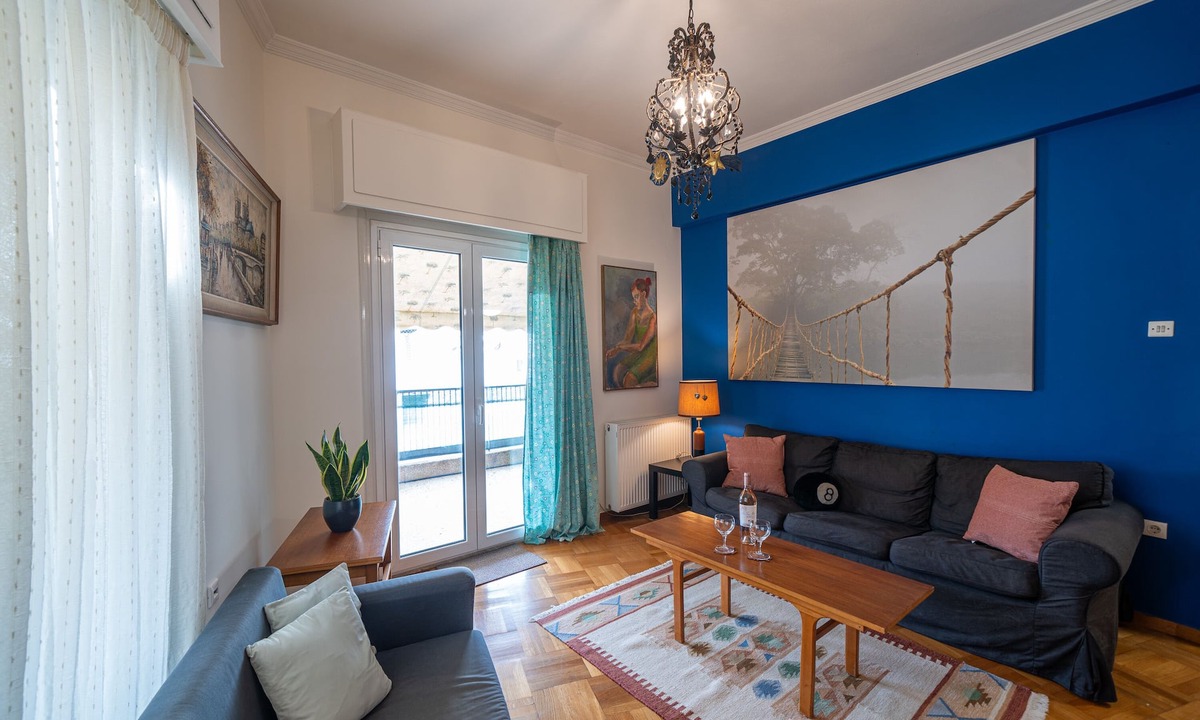 Pangrati Apartment | Twin Heights: A Retro Home for 3