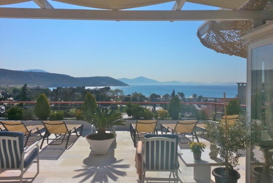 Varkiza Apartment | Varkiza Seaside Penthouse with Private Roof Deck