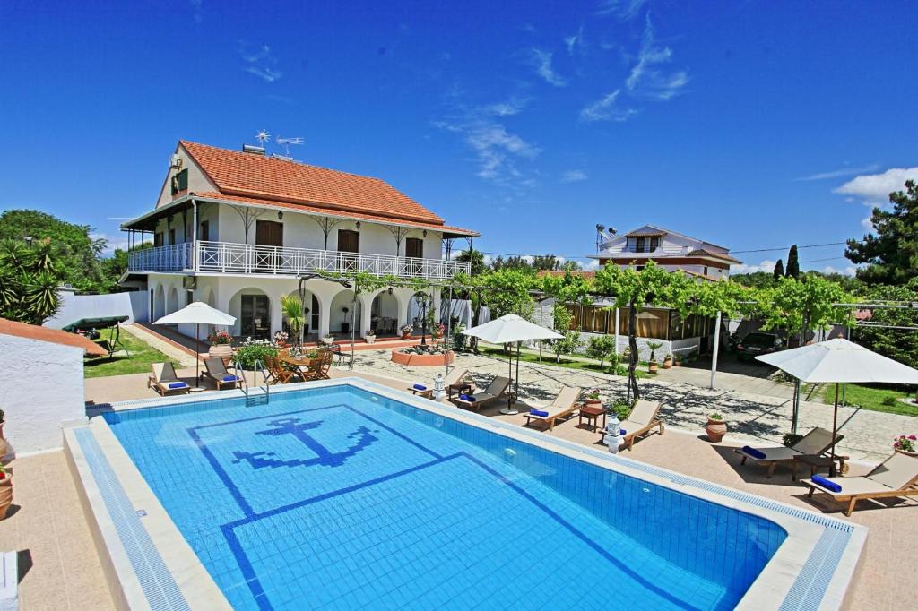 Roda Villa | Villa Paradiso: Near beach, superb pool and garden