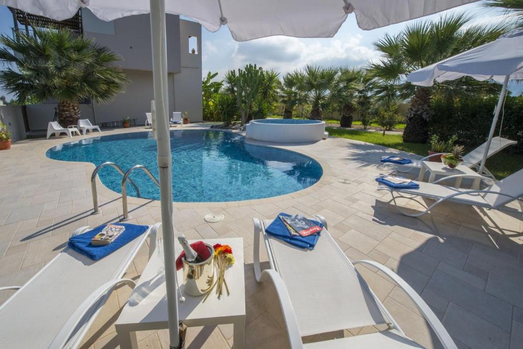 Zipari Villa | Xenos Villa 2 With 5 Bedrooms private swimming pool, near the sea