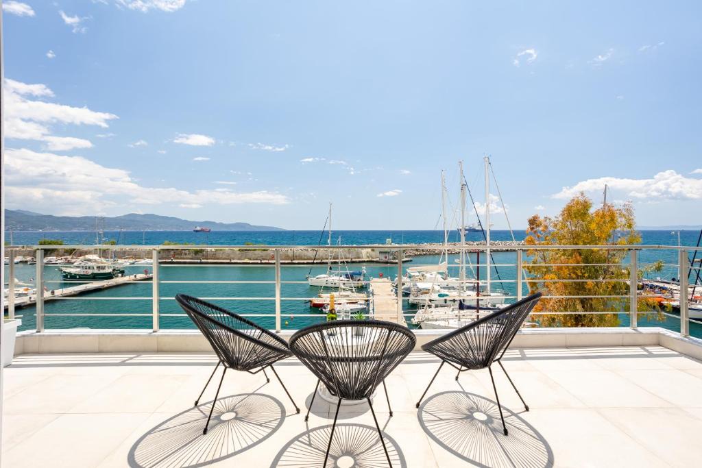 Kalamata Marina Apartment | Yin & Yang Studio, Marina Hideout in Kalamata (B3)