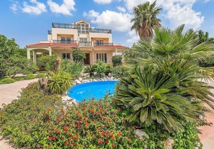 5 bed 3 bath, large pool, spacious grounds