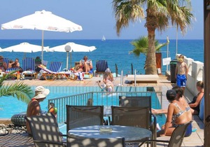 Apartment for 3 persons, with swimming pool, near the beach
