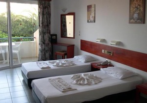 Apartment for 3 persons, with swimming pool, near the beach