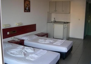 Apartment for 3 persons, with swimming pool, near the beach