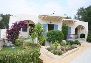 Beautiful pool, spacious gardens, quiet area, free wifi, bbq 2-4 guests per apt.