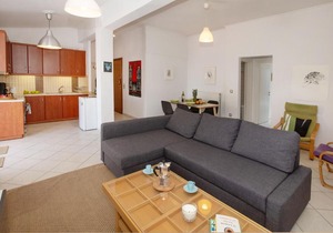 Bright and Sunny Penthouse in Petralona Area by GHH