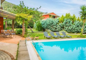 Charming villa w/pretty garden, 5min walk to beach