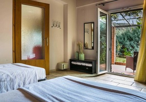 Charming villa w/pretty garden, 5min walk to beach