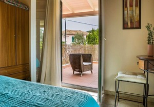 Charming villa w/pretty garden, 5min walk to beach