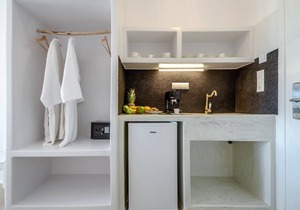 DELUXE BEACHFRONT SUITE | GLARONISSI BEACH