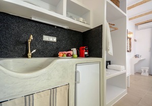 DELUXE BEACHFRONT SUITE | GLARONISSI BEACH