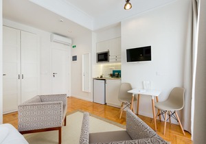 Dinostratus House, Studio 8