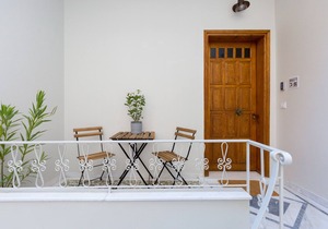 Dinostratus House, Studio 7