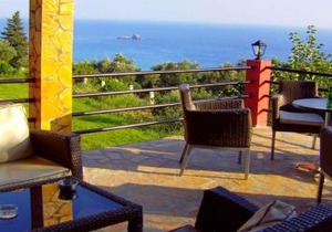 Family friendly Apartments with a Swimming Pool on Pelekas Beach