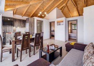 Holiday Apartment 'Deluxe King Suite 5' with Sea View, Shared Pool & Wi-Fi