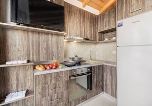 Holiday Apartment 'Deluxe King Suite 5' with Sea View, Shared Pool & Wi-Fi