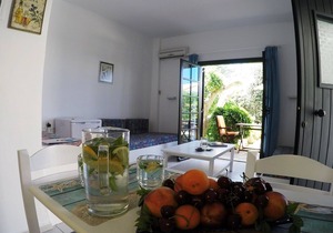 Kokkini Hani: Lovely apartment with garden, 100 meters from the beach, Kokkini Hani/Heraklion.