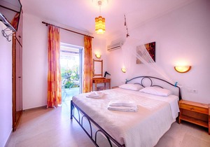 Kostas Ferienwohnung 10 - 300m vom Agios Georgios Strand entfernt