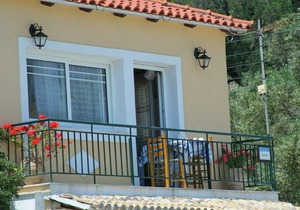 Limani: Walk to Beach, Sea Views, A/C, Car Not Required