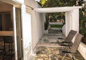 LIVAS Athens Voula garden bungalow