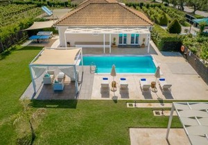 Madini Luxury villa with private heated pool
