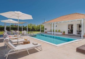 Madini Luxury villa with private heated pool