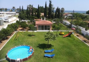 Marathon Beachside Villa 100m from the beach