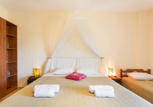 Marathon Beachside Villa 100m from the beach