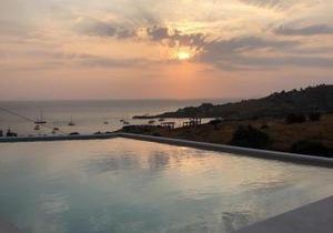 modern apartment with a sea view and swimming pool in Koundouros