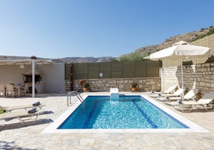 Private villa w/Pool, Kids Area, BBQ, Ping Pong Table, suitable for families