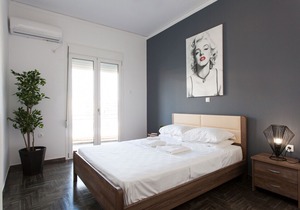 Renovated 2 bedroom apt in Larissis Railway Station and Metro