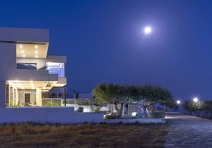 Sea-front condo in luxury contemporary villa