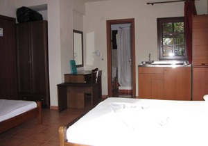 Standard studio ground/first floor for 2 adults+1 child - pool view #6/9