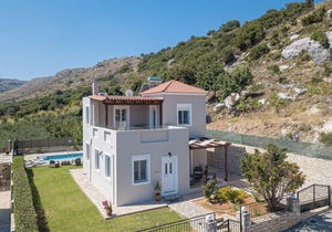 Stylish Villa with private pool, kids playground, ping pong table & BBQ area